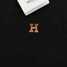 Hermès爱马仕新品秋季莫代尔修身T恤❤️简约克制的奢感单品,低调不张扬!甄选高定莫代尔面料,触感软糯顺滑,垂坠感出色 Hermès爱马仕新品秋季莫代尔修身T恤❤️简约克制的奢感单品,低调不张扬!甄选高定莫代尔面料,触感软糯顺滑,垂坠感出色