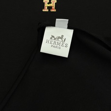 Hermès爱马仕新品秋季莫代尔修身T恤❤️简约克制的奢感单品,低调不张扬!甄选高定莫代尔面料,触感软糯顺滑,垂坠感出色 Hermès爱马仕新品秋季莫代尔修身T恤❤️简约克制的奢感单品,低调不张扬!甄选高定莫代尔面料,触感软糯顺滑,垂坠感出色