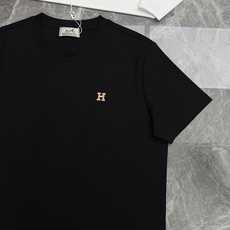 Hermès爱马仕新品秋季莫代尔修身T恤❤️简约克制的奢感单品,低调不张扬!甄选高定莫代尔面料,触感软糯顺滑,垂坠感出色 Hermès爱马仕新品秋季莫代尔修身T恤❤️简约克制的奢感单品,低调不张扬!甄选高定莫代尔面料,触感软糯顺滑,垂坠感出色