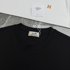 Hermès爱马仕新品秋季莫代尔修身T恤❤️简约克制的奢感单品,低调不张扬!甄选高定莫代尔面料,触感软糯顺滑,垂坠感出色 Hermès爱马仕新品秋季莫代尔修身T恤❤️简约克制的奢感单品,低调不张扬!甄选高定莫代尔面料,触感软糯顺滑,垂坠感出色