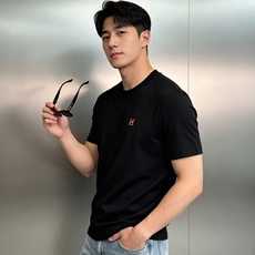 Hermès爱马仕新品秋季莫代尔修身T恤❤️简约克制的奢感单品,低调不张扬!甄选高定莫代尔面料,触感软糯顺滑,垂坠感出色 Hermès爱马仕新品秋季莫代尔修身T恤❤️简约克制的奢感单品,低调不张扬!甄选高定莫代尔面料,触感软糯顺滑,垂坠感出色