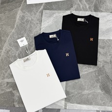 Hermès爱马仕新品秋季莫代尔修身T恤❤️简约克制的奢感单品,低调不张扬!甄选高定莫代尔面料,触感软糯顺滑,垂坠感出色 Hermès爱马仕新品秋季莫代尔修身T恤❤️简约克制的奢感单品,低调不张扬!甄选高定莫代尔面料,触感软糯顺滑,垂坠感出色