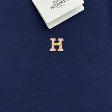 Hermès爱马仕新品秋季莫代尔修身T恤❤️简约克制的奢感单品,低调不张扬!甄选高定莫代尔面料,触感软糯顺滑,垂坠感出色 Hermès爱马仕新品秋季莫代尔修身T恤❤️简约克制的奢感单品,低调不张扬!甄选高定莫代尔面料,触感软糯顺滑,垂坠感出色