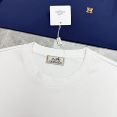 Hermès爱马仕新品秋季莫代尔修身T恤❤️简约克制的奢感单品,低调不张扬!甄选高定莫代尔面料,触感软糯顺滑,垂坠感出色 Hermès爱马仕新品秋季莫代尔修身T恤❤️简约克制的奢感单品,低调不张扬!甄选高定莫代尔面料,触感软糯顺滑,垂坠感出色