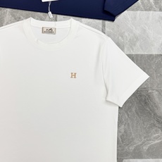 Hermès爱马仕新品秋季莫代尔修身T恤❤️简约克制的奢感单品,低调不张扬!甄选高定莫代尔面料,触感软糯顺滑,垂坠感出色 Hermès爱马仕新品秋季莫代尔修身T恤❤️简约克制的奢感单品,低调不张扬!甄选高定莫代尔面料,触感软糯顺滑,垂坠感出色