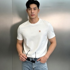 Hermès爱马仕新品秋季莫代尔修身T恤❤️简约克制的奢感单品,低调不张扬!甄选高定莫代尔面料,触感软糯顺滑,垂坠感出色 Hermès爱马仕新品秋季莫代尔修身T恤❤️简约克制的奢感单品,低调不张扬!甄选高定莫代尔面料,触感软糯顺滑,垂坠感出色