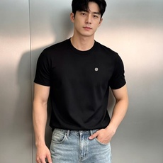 ZEGNA杰尼亚秋款莫代尔修身T恤。简约经典圆领,牢固包边不易变形;胸口金属Z标识,低调轻奢,辨识度拉满;工整走线,三标 ZEGNA杰尼亚秋款莫代尔修身T恤。简约经典圆领,牢固包边不易变形;胸口金属Z标识,低调轻奢,辨识度拉满;工整走线,三标