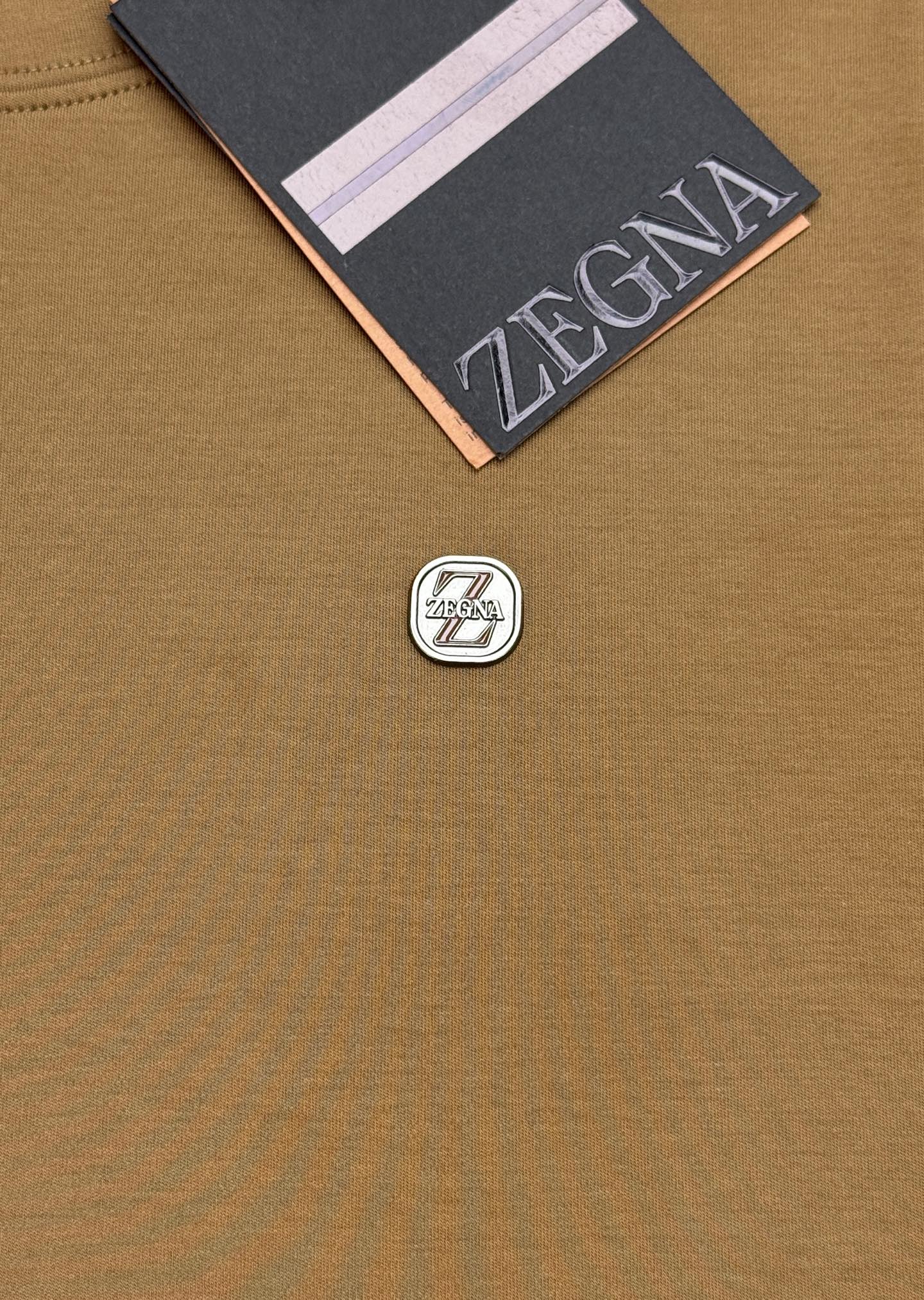 ZEGNA杰尼亚秋款莫代尔修身T恤。简约经典圆领,牢固包边不易变形;胸口金属Z标识,低调轻奢,辨识度拉满;工整走线,三标 ZEGNA杰尼亚秋款莫代尔修身T恤。简约经典圆领,牢固包边不易变形;胸口金属Z标识,低调轻奢,辨识度拉满;工整走线,三标