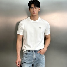 ZEGNA杰尼亚秋款莫代尔修身T恤。简约经典圆领,牢固包边不易变形;胸口金属Z标识,低调轻奢,辨识度拉满;工整走线,三标 ZEGNA杰尼亚秋款莫代尔修身T恤。简约经典圆领,牢固包边不易变形;胸口金属Z标识,低调轻奢,辨识度拉满;工整走线,三标