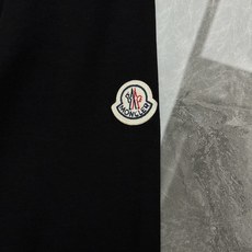 Moncler秋季新品|蒙口棉莫修身圆领卫衣❤️甄选棉莫混纺面料,软糯亲肤,垂感恰到好处。手绘涂鸦品牌印花,随性街头感, Moncler秋季新品|蒙口棉莫修身圆领卫衣❤️甄选棉莫混纺面料,软糯亲肤,垂感恰到好处。手绘涂鸦品牌印花,随性街头感,