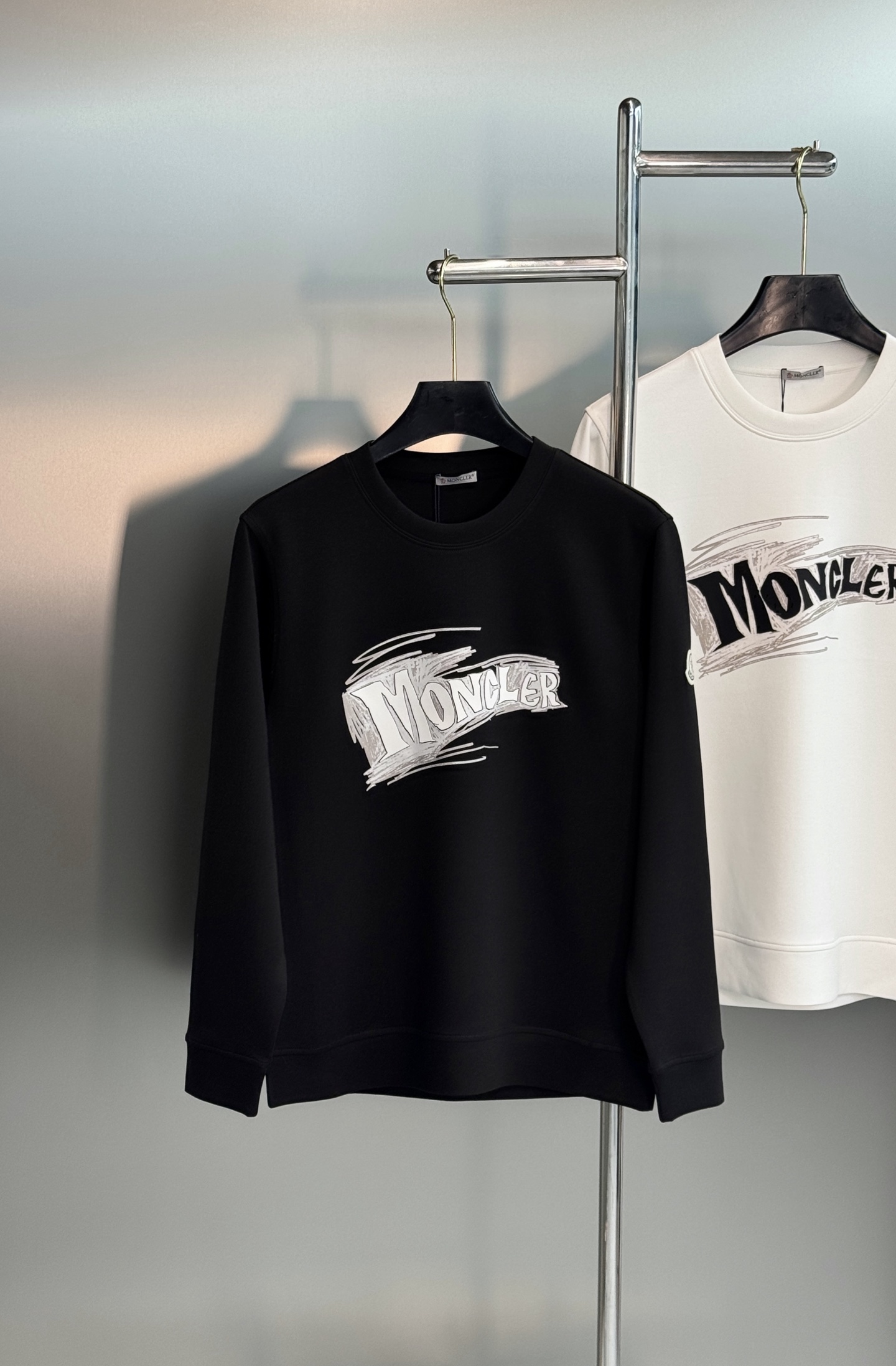 Moncler秋季新品|蒙口棉莫修身圆领卫衣❤️甄选棉莫混纺面料,软糯亲肤,垂感恰到好处。手绘涂鸦品牌印花,随性街头感, Moncler秋季新品|蒙口棉莫修身圆领卫衣❤️甄选棉莫混纺面料,软糯亲肤,垂感恰到好处。手绘涂鸦品牌印花,随性街头感,