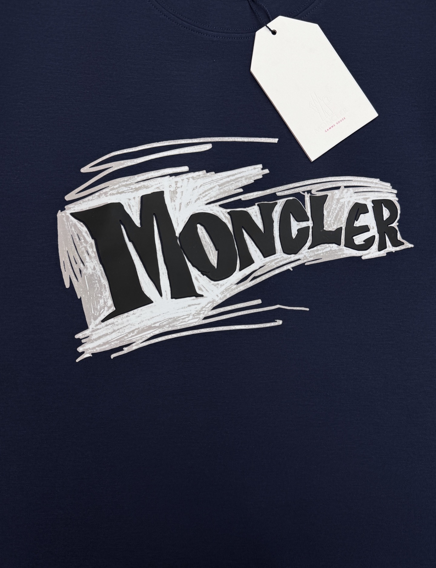 Moncler秋季新品｜蒙口棉莫修身圆领卫衣❤️甄选棉莫混纺面料，软糯亲肤，垂感恰到好处。手绘涂鸦品牌印花，随性街头感，