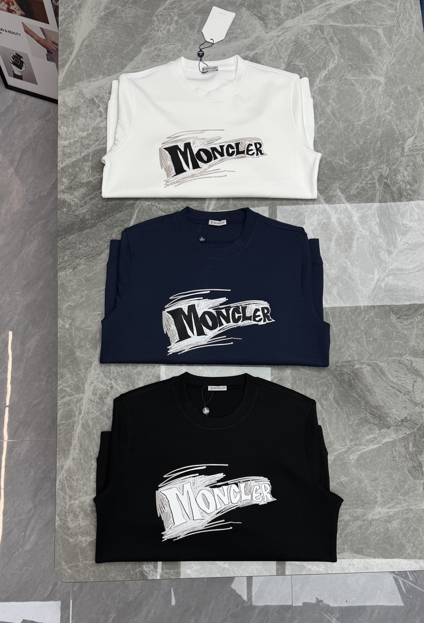 Moncler秋季新品｜蒙口棉莫修身圆领卫衣❤️甄选棉莫混纺面料，软糯亲肤，垂感恰到好处。手绘涂鸦品牌印花，随性街头感，