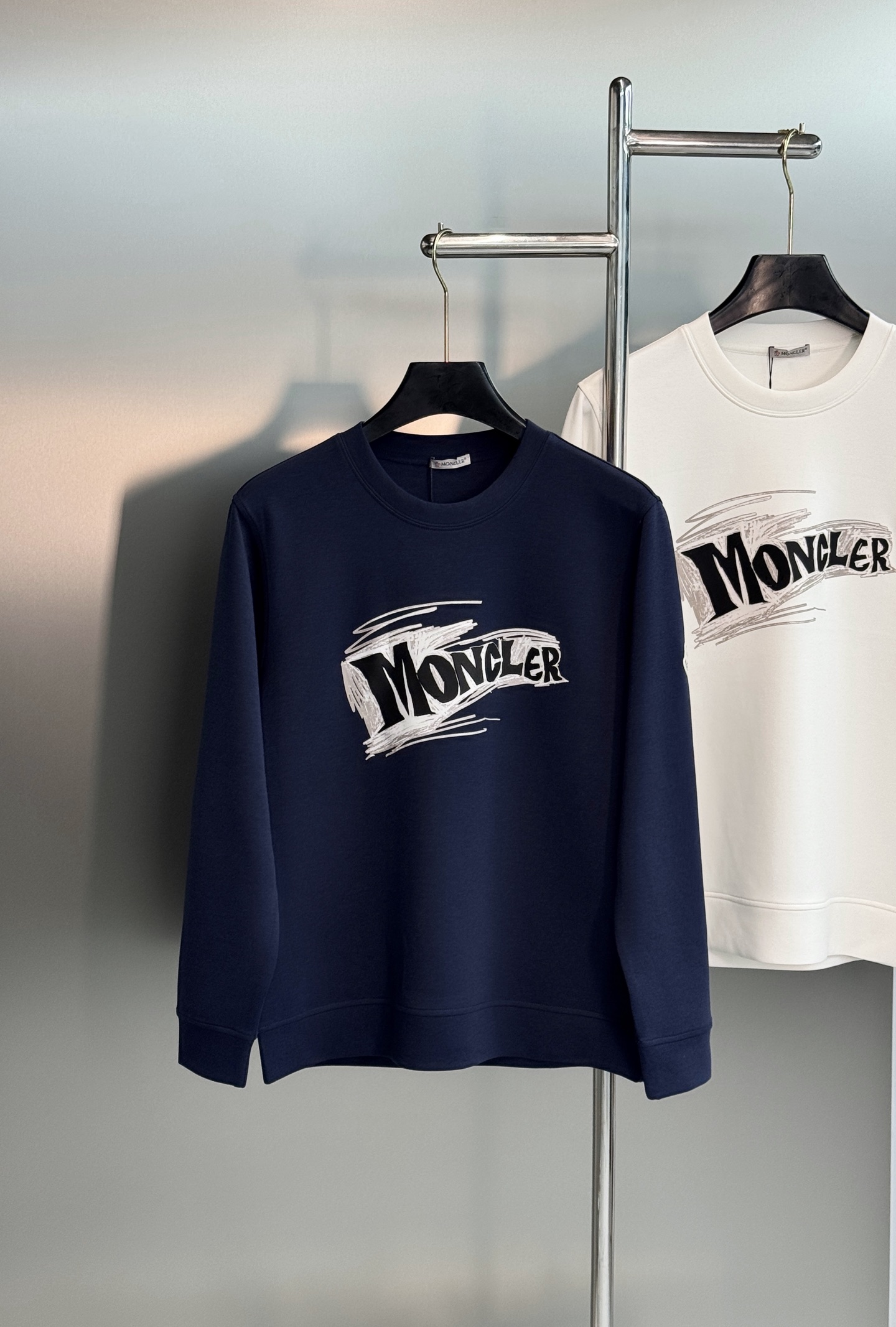 Moncler秋季新品｜蒙口棉莫修身圆领卫衣❤️甄选棉莫混纺面料，软糯亲肤，垂感恰到好处。手绘涂鸦品牌印花，随性街头感，
