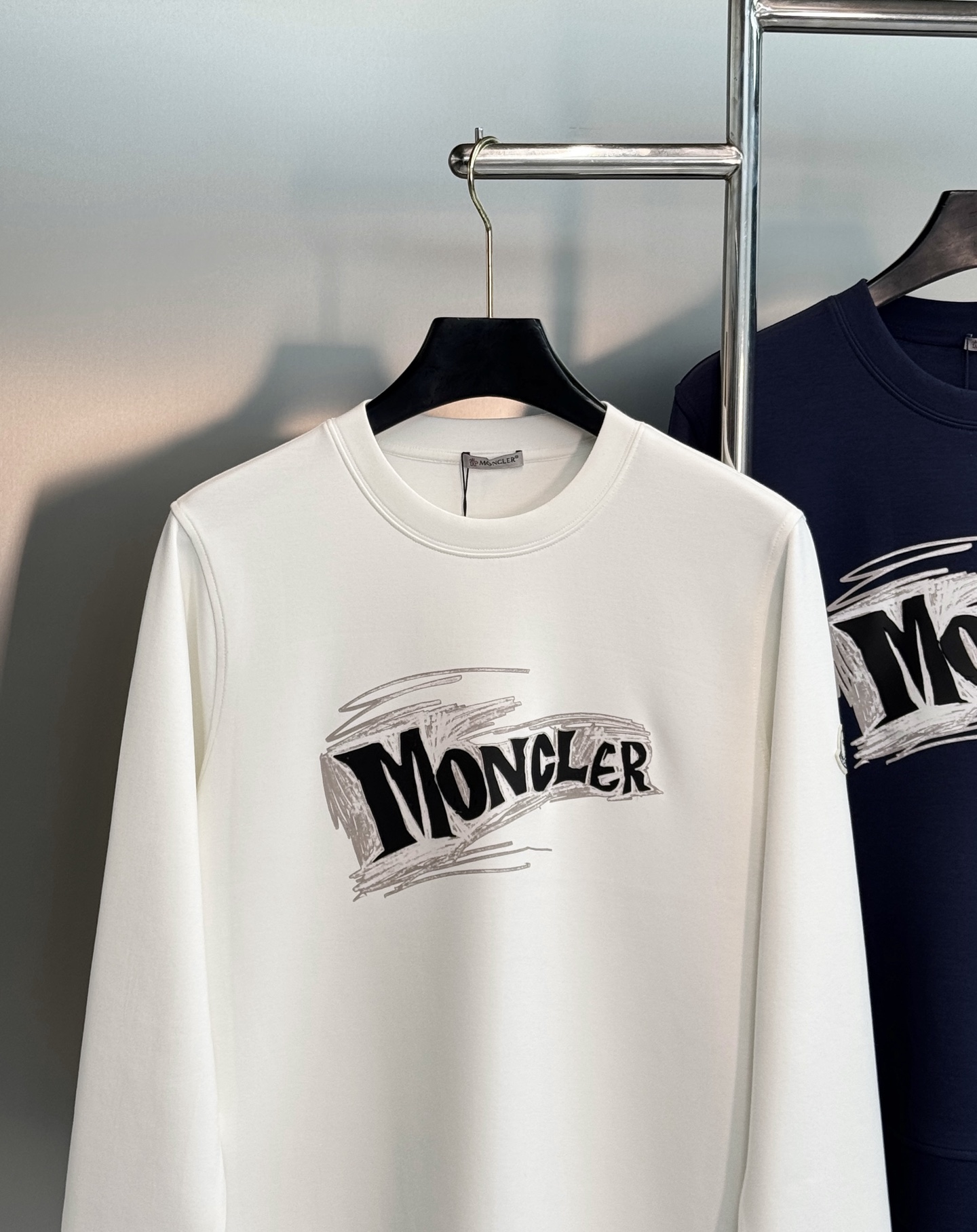 Moncler秋季新品｜蒙口棉莫修身圆领卫衣❤️甄选棉莫混纺面料，软糯亲肤，垂感恰到好处。手绘涂鸦品牌印花，随性街头感，