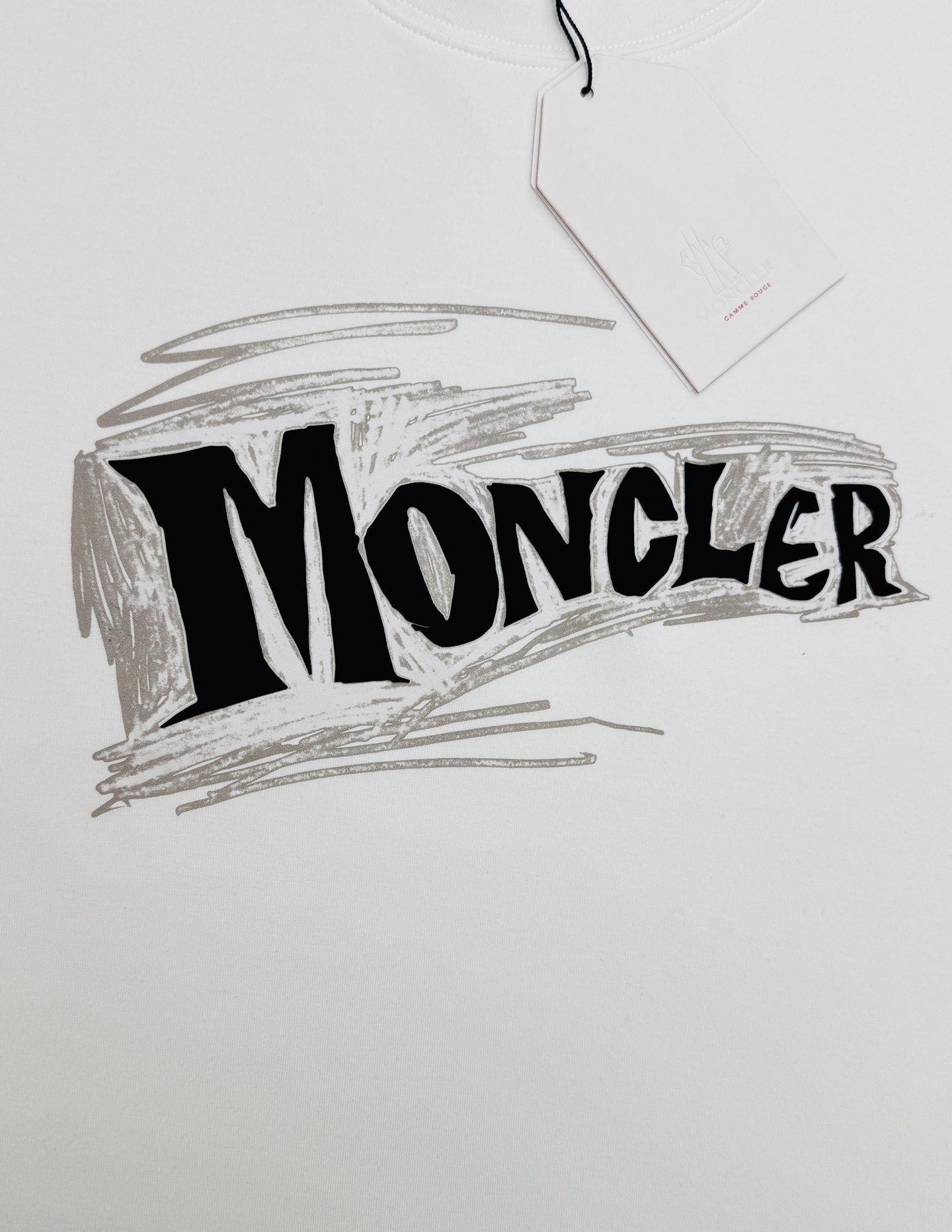 Moncler秋季新品｜蒙口棉莫修身圆领卫衣❤️甄选棉莫混纺面料，软糯亲肤，垂感恰到好处。手绘涂鸦品牌印花，随性街头感，