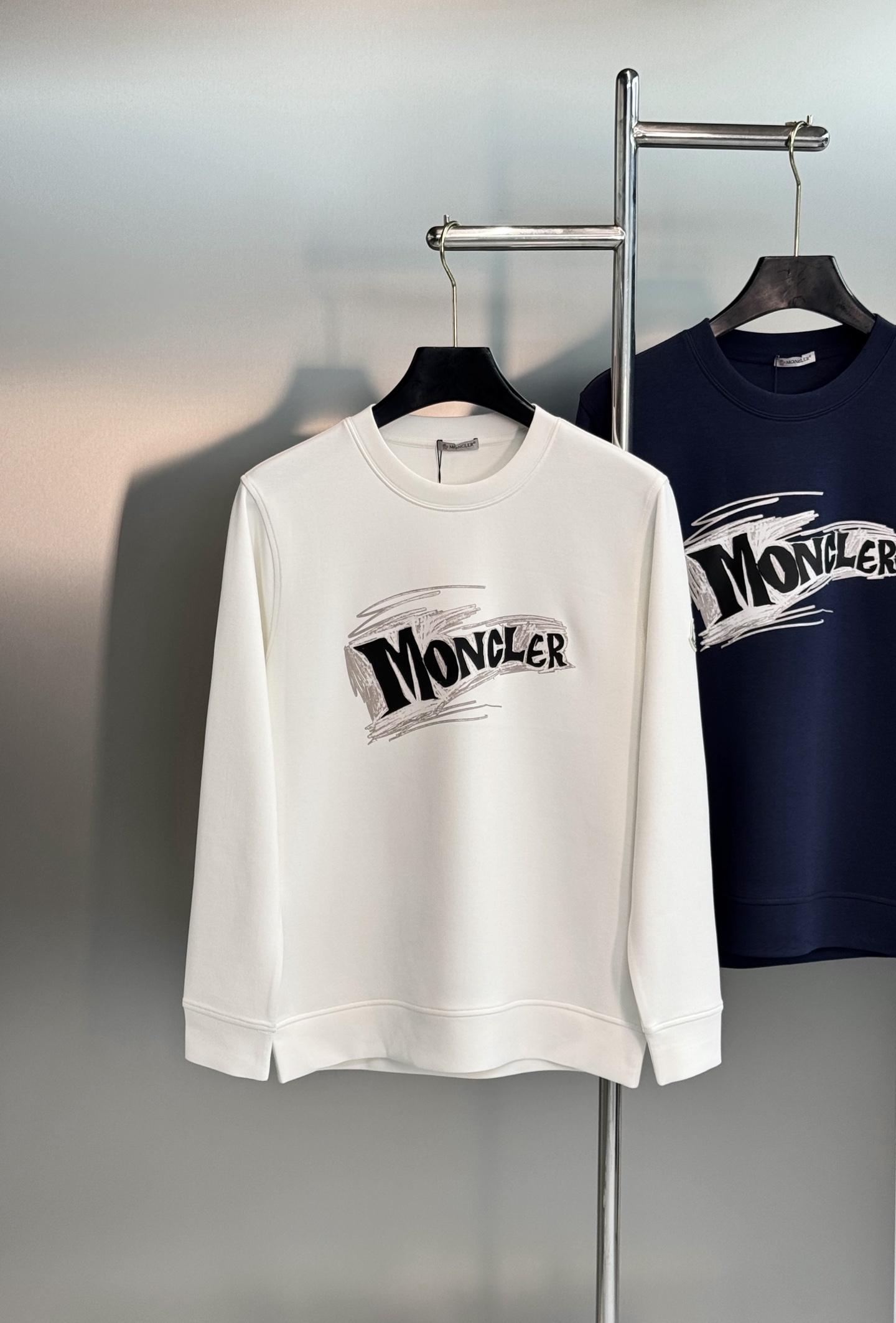 Moncler秋季新品｜蒙口棉莫修身圆领卫衣❤️甄选棉莫混纺面料，软糯亲肤，垂感恰到好处。手绘涂鸦品牌印花，随性街头感，