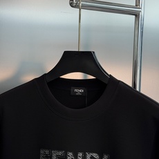 FENDI-芬迪秋季新品棉莫圆领卫衣|低调奢感自带格调❤️甄选柔软棉莫混纺面料,触感细腻亲肤,垂感出众,上身利落不臃肿。 FENDI-芬迪秋季新品棉莫圆领卫衣|低调奢感自带格调❤️甄选柔软棉莫混纺面料,触感细腻亲肤,垂感出众,上身利落不臃肿。