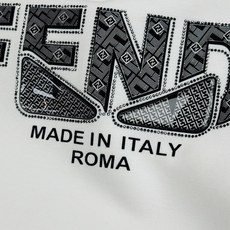 FENDI-芬迪秋季新品棉莫圆领卫衣|低调奢感自带格调❤️甄选柔软棉莫混纺面料,触感细腻亲肤,垂感出众,上身利落不臃肿。 FENDI-芬迪秋季新品棉莫圆领卫衣|低调奢感自带格调❤️甄选柔软棉莫混纺面料,触感细腻亲肤,垂感出众,上身利落不臃肿。