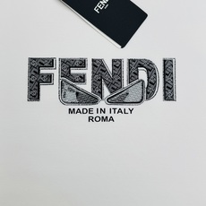 FENDI-芬迪秋季新品棉莫圆领卫衣|低调奢感自带格调❤️甄选柔软棉莫混纺面料,触感细腻亲肤,垂感出众,上身利落不臃肿。 FENDI-芬迪秋季新品棉莫圆领卫衣|低调奢感自带格调❤️甄选柔软棉莫混纺面料,触感细腻亲肤,垂感出众,上身利落不臃肿。