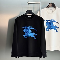 Burberry巴宝莉秋季新品棉莫圆领卫衣|骑士徽标重塑轻奢质感。甄选棉莫混纺面料,软糯亲肤,垂感透气,秋日上身舒适无束 Burberry巴宝莉秋季新品棉莫圆领卫衣|骑士徽标重塑轻奢质感。甄选棉莫混纺面料,软糯亲肤,垂感透气,秋日上身舒适无束
