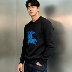 Burberry巴宝莉秋季新品棉莫圆领卫衣|骑士徽标重塑轻奢质感。甄选棉莫混纺面料,软糯亲肤,垂感透气,秋日上身舒适无束 Burberry巴宝莉秋季新品棉莫圆领卫衣|骑士徽标重塑轻奢质感。甄选棉莫混纺面料,软糯亲肤,垂感透气,秋日上身舒适无束