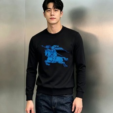 Burberry巴宝莉秋季新品棉莫圆领卫衣|骑士徽标重塑轻奢质感。甄选棉莫混纺面料,软糯亲肤,垂感透气,秋日上身舒适无束 Burberry巴宝莉秋季新品棉莫圆领卫衣|骑士徽标重塑轻奢质感。甄选棉莫混纺面料,软糯亲肤,垂感透气,秋日上身舒适无束