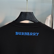 Burberry巴宝莉秋季新品棉莫圆领卫衣|骑士徽标重塑轻奢质感。甄选棉莫混纺面料,软糯亲肤,垂感透气,秋日上身舒适无束 Burberry巴宝莉秋季新品棉莫圆领卫衣|骑士徽标重塑轻奢质感。甄选棉莫混纺面料,软糯亲肤,垂感透气,秋日上身舒适无束