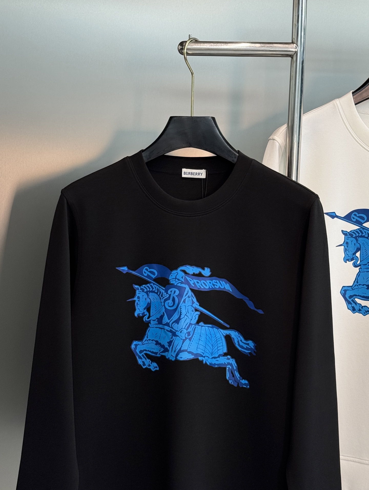 Burberry巴宝莉秋季新品棉莫圆领卫衣|骑士徽标重塑轻奢质感。甄选棉莫混纺面料,软糯亲肤,垂感透气,秋日上身舒适无束 Burberry巴宝莉秋季新品棉莫圆领卫衣|骑士徽标重塑轻奢质感。甄选棉莫混纺面料,软糯亲肤,垂感透气,秋日上身舒适无束