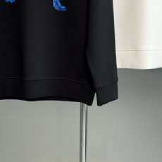 Burberry巴宝莉秋季新品棉莫圆领卫衣|骑士徽标重塑轻奢质感。甄选棉莫混纺面料,软糯亲肤,垂感透气,秋日上身舒适无束 Burberry巴宝莉秋季新品棉莫圆领卫衣|骑士徽标重塑轻奢质感。甄选棉莫混纺面料,软糯亲肤,垂感透气,秋日上身舒适无束