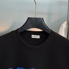 Burberry巴宝莉秋季新品棉莫圆领卫衣|骑士徽标重塑轻奢质感。甄选棉莫混纺面料,软糯亲肤,垂感透气,秋日上身舒适无束 Burberry巴宝莉秋季新品棉莫圆领卫衣|骑士徽标重塑轻奢质感。甄选棉莫混纺面料,软糯亲肤,垂感透气,秋日上身舒适无束