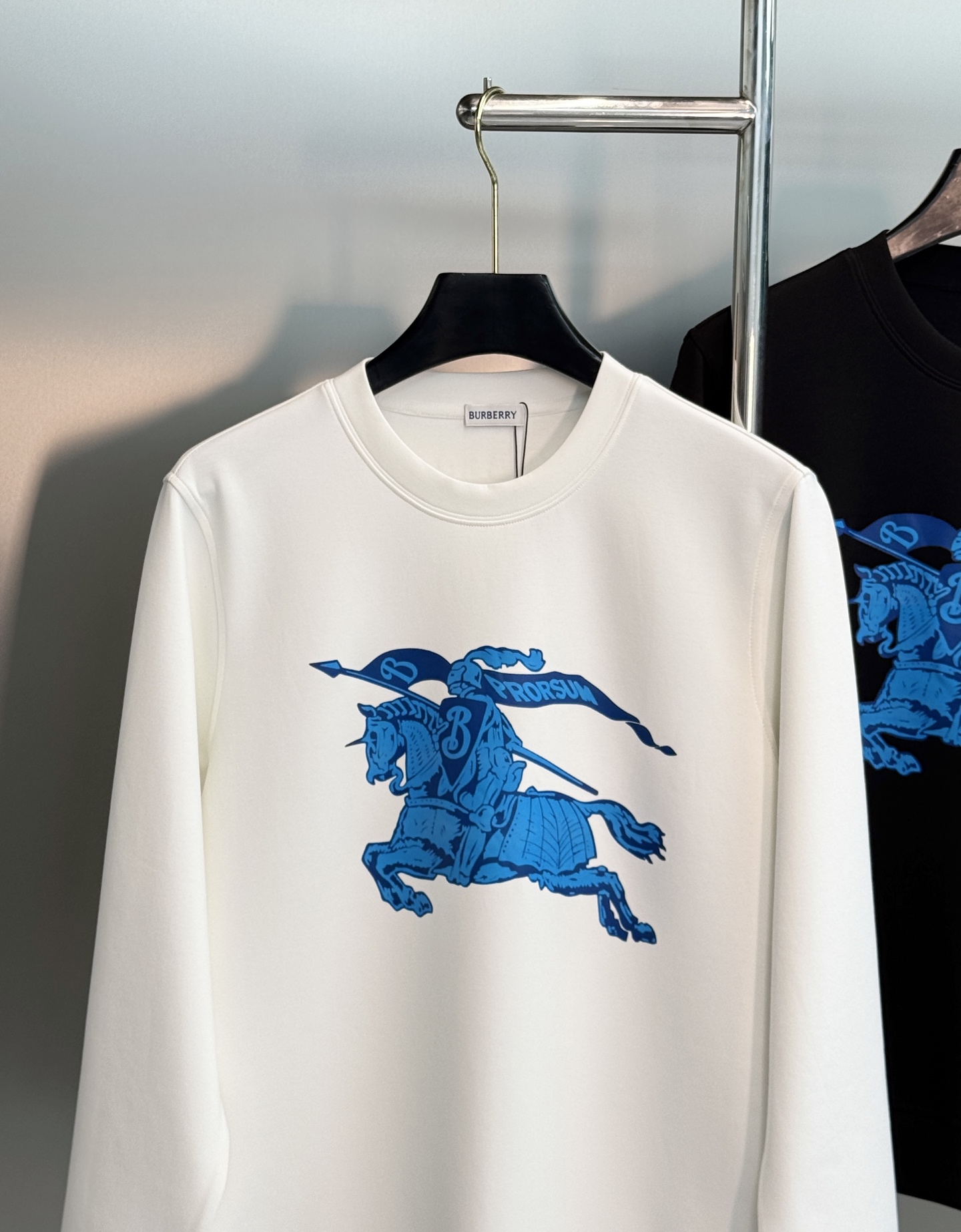 Burberry巴宝莉秋季新品棉莫圆领卫衣|骑士徽标重塑轻奢质感。甄选棉莫混纺面料,软糯亲肤,垂感透气,秋日上身舒适无束 Burberry巴宝莉秋季新品棉莫圆领卫衣|骑士徽标重塑轻奢质感。甄选棉莫混纺面料,软糯亲肤,垂感透气,秋日上身舒适无束