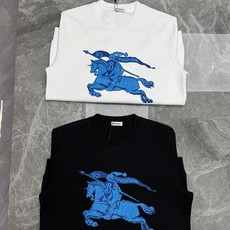 Burberry巴宝莉秋季新品棉莫圆领卫衣|骑士徽标重塑轻奢质感。甄选棉莫混纺面料,软糯亲肤,垂感透气,秋日上身舒适无束 Burberry巴宝莉秋季新品棉莫圆领卫衣|骑士徽标重塑轻奢质感。甄选棉莫混纺面料,软糯亲肤,垂感透气,秋日上身舒适无束