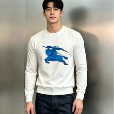 Burberry巴宝莉秋季新品棉莫圆领卫衣|骑士徽标重塑轻奢质感。甄选棉莫混纺面料,软糯亲肤,垂感透气,秋日上身舒适无束 Burberry巴宝莉秋季新品棉莫圆领卫衣|骑士徽标重塑轻奢质感。甄选棉莫混纺面料,软糯亲肤,垂感透气,秋日上身舒适无束