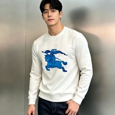 Burberry巴宝莉秋季新品棉莫圆领卫衣|骑士徽标重塑轻奢质感。甄选棉莫混纺面料,软糯亲肤,垂感透气,秋日上身舒适无束 Burberry巴宝莉秋季新品棉莫圆领卫衣|骑士徽标重塑轻奢质感。甄选棉莫混纺面料,软糯亲肤,垂感透气,秋日上身舒适无束