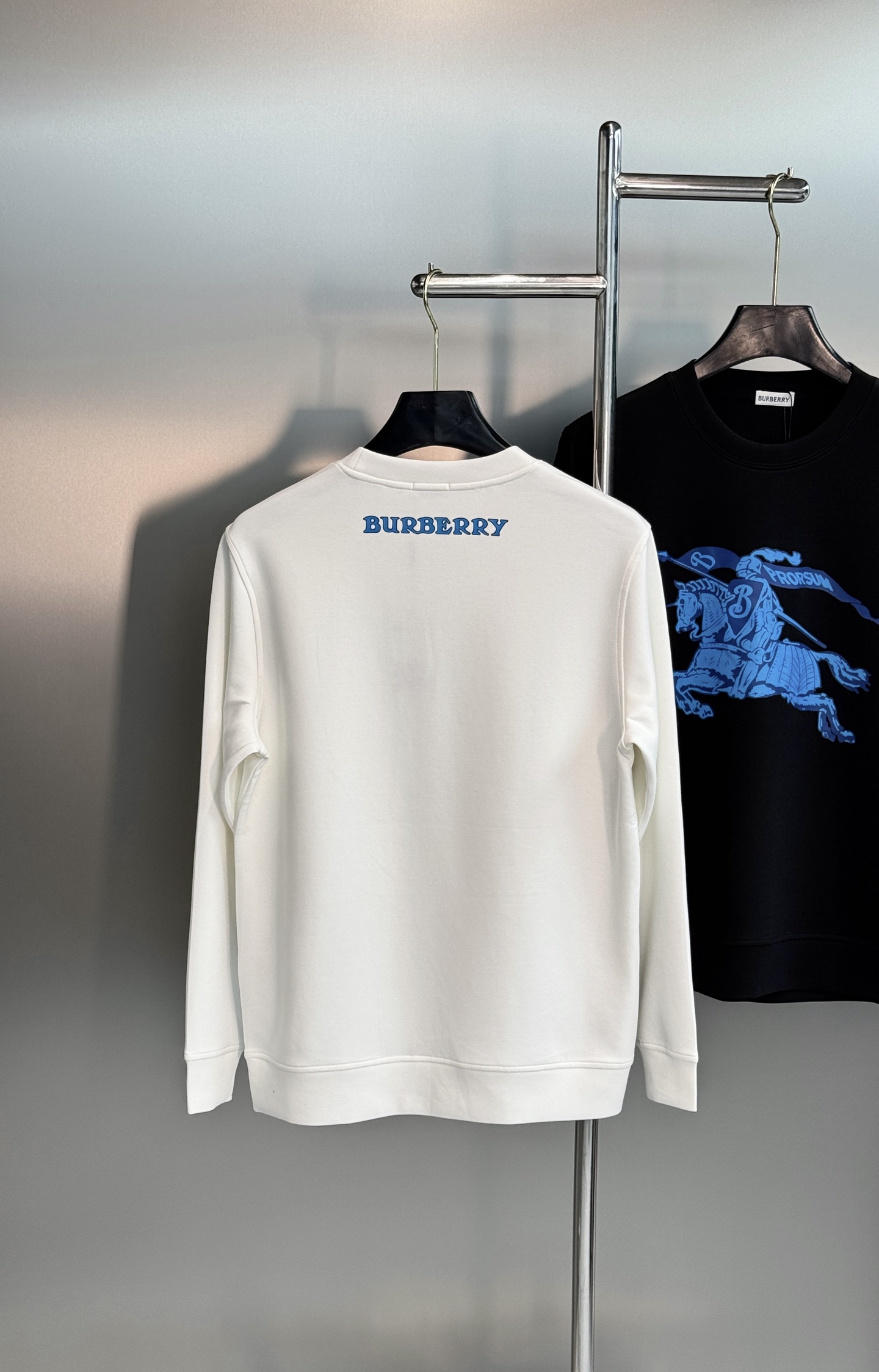Burberry巴宝莉秋季新品棉莫圆领卫衣|骑士徽标重塑轻奢质感。甄选棉莫混纺面料,软糯亲肤,垂感透气,秋日上身舒适无束 Burberry巴宝莉秋季新品棉莫圆领卫衣|骑士徽标重塑轻奢质感。甄选棉莫混纺面料,软糯亲肤,垂感透气,秋日上身舒适无束
