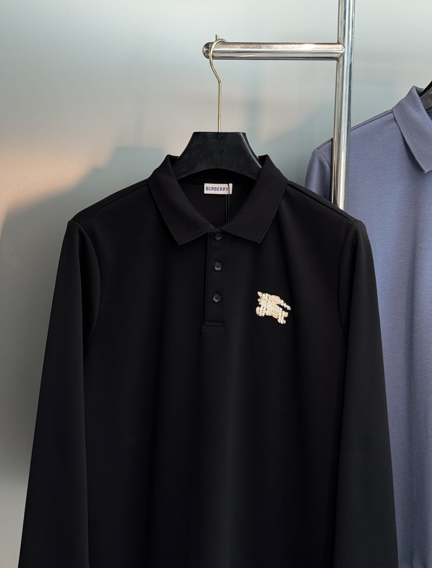 Burberry巴宝莉商务休闲男生秋季轻奢Polo|质感直接拉满!秋天男士衣橱少不了一件高品质长袖Polo。重磅双丝光珠 Burberry巴宝莉商务休闲男生秋季轻奢Polo|质感直接拉满!秋天男士衣橱少不了一件高品质长袖Polo。重磅双丝光珠