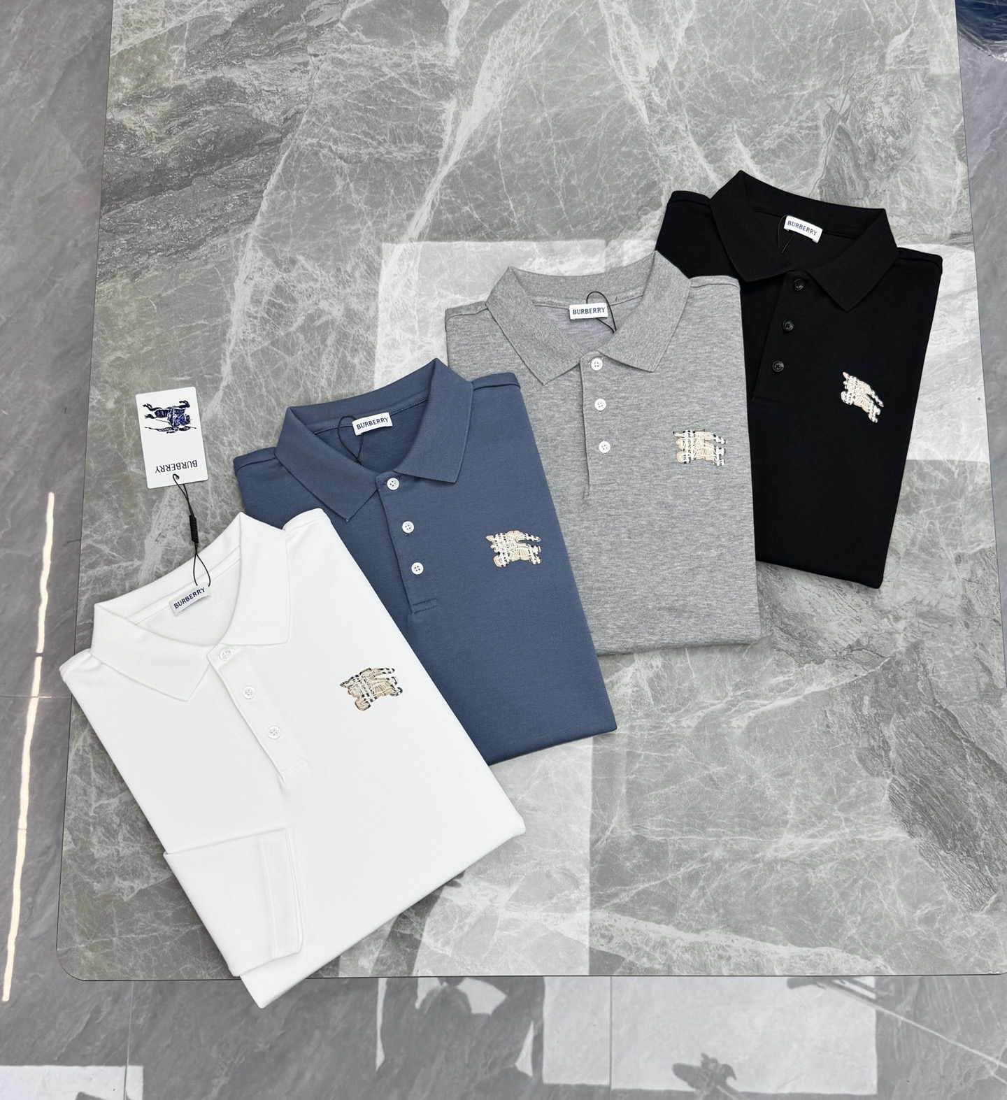 Burberry巴宝莉商务休闲男生秋季轻奢Polo|质感直接拉满!秋天男士衣橱少不了一件高品质长袖Polo。重磅双丝光珠 Burberry巴宝莉商务休闲男生秋季轻奢Polo|质感直接拉满!秋天男士衣橱少不了一件高品质长袖Polo。重磅双丝光珠