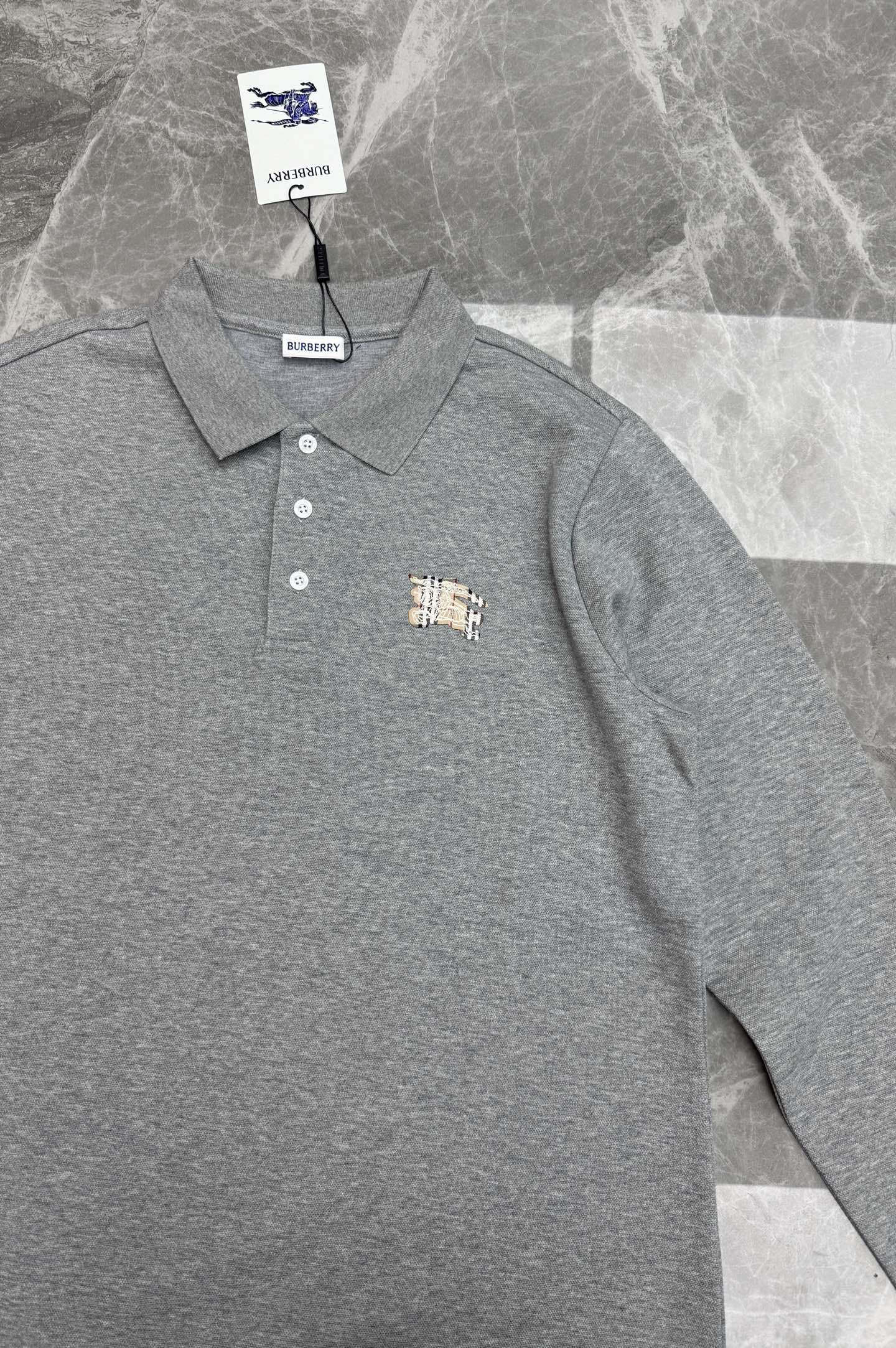 Burberry巴宝莉商务休闲男生秋季轻奢Polo|质感直接拉满!秋天男士衣橱少不了一件高品质长袖Polo。重磅双丝光珠 Burberry巴宝莉商务休闲男生秋季轻奢Polo|质感直接拉满!秋天男士衣橱少不了一件高品质长袖Polo。重磅双丝光珠