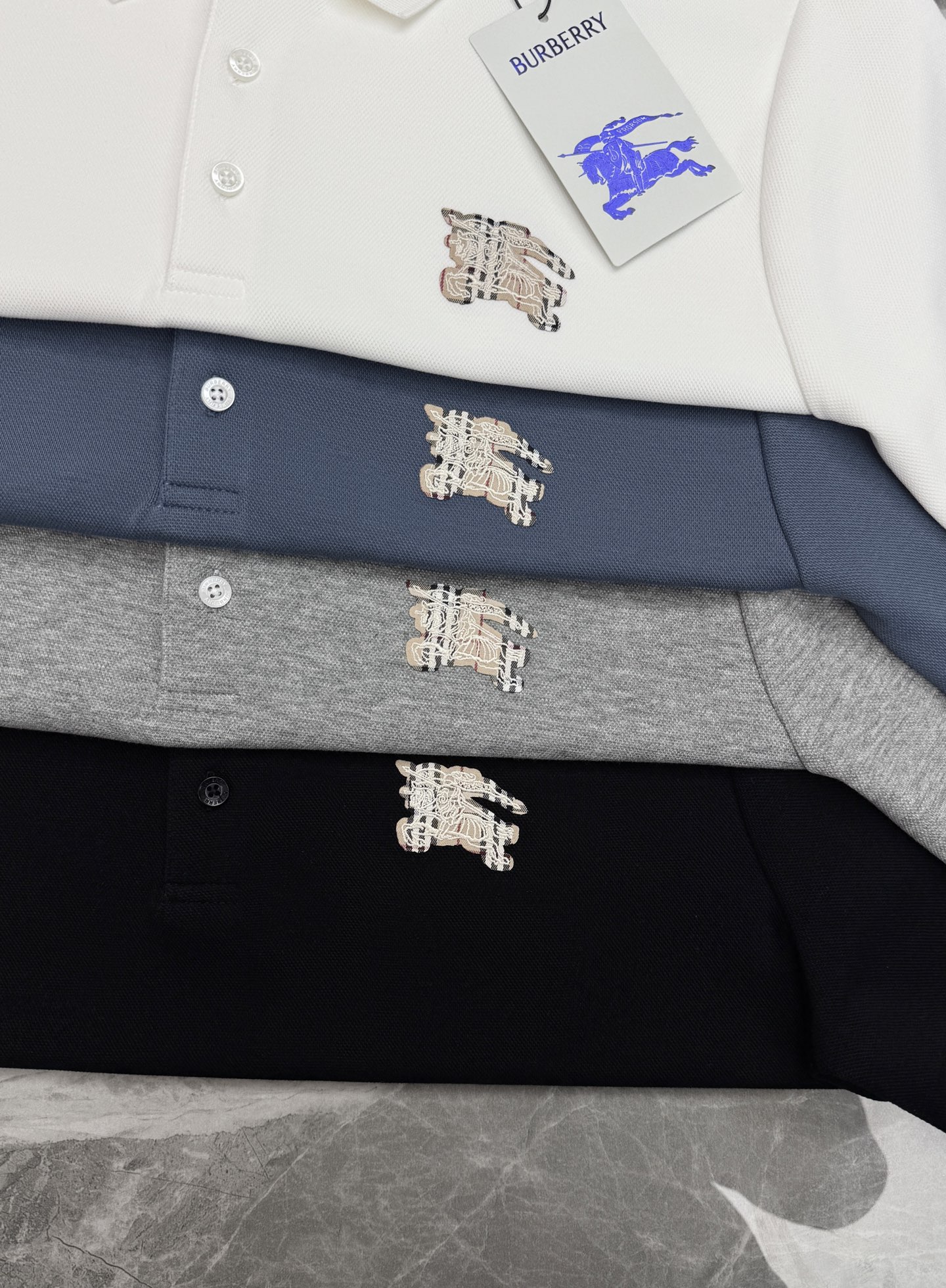 Burberry巴宝莉商务休闲男生秋季轻奢Polo|质感直接拉满!秋天男士衣橱少不了一件高品质长袖Polo。重磅双丝光珠 Burberry巴宝莉商务休闲男生秋季轻奢Polo|质感直接拉满!秋天男士衣橱少不了一件高品质长袖Polo。重磅双丝光珠