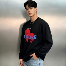LOEWE罗意威秋冬趣味狮子长袖上衣|松弛轻奢感.潮牌男女同款推荐❤️ 西班牙马德里1846标识,卡通红狮子贴布搭配毛巾 LOEWE罗意威秋冬趣味狮子长袖上衣|松弛轻奢感.潮牌男女同款推荐❤️ 西班牙马德里1846标识,卡通红狮子贴布搭配毛巾