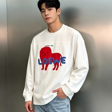 LOEWE罗意威秋冬趣味狮子长袖上衣|松弛轻奢感.潮牌男女同款推荐❤️ 西班牙马德里1846标识,卡通红狮子贴布搭配毛巾 LOEWE罗意威秋冬趣味狮子长袖上衣|松弛轻奢感.潮牌男女同款推荐❤️ 西班牙马德里1846标识,卡通红狮子贴布搭配毛巾