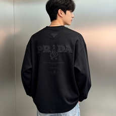 潮人早秋刚需|Prada流苏刺绣长袖太有格调。早秋一件质感长袖直接提升穿搭品味!男女同款❤️宽松微阔落肩剪裁,上身松弛不 潮人早秋刚需|Prada流苏刺绣长袖太有格调。早秋一件质感长袖直接提升穿搭品味!男女同款❤️宽松微阔落肩剪裁,上身松弛不
