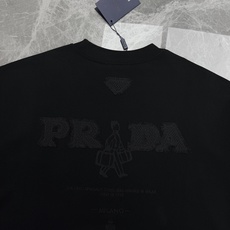 潮人早秋刚需|Prada流苏刺绣长袖太有格调。早秋一件质感长袖直接提升穿搭品味!男女同款❤️宽松微阔落肩剪裁,上身松弛不 潮人早秋刚需|Prada流苏刺绣长袖太有格调。早秋一件质感长袖直接提升穿搭品味!男女同款❤️宽松微阔落肩剪裁,上身松弛不