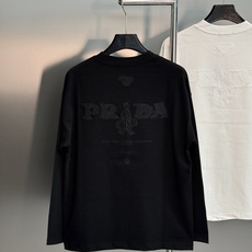 潮人早秋刚需|Prada流苏刺绣长袖太有格调。早秋一件质感长袖直接提升穿搭品味!男女同款❤️宽松微阔落肩剪裁,上身松弛不 潮人早秋刚需|Prada流苏刺绣长袖太有格调。早秋一件质感长袖直接提升穿搭品味!男女同款❤️宽松微阔落肩剪裁,上身松弛不