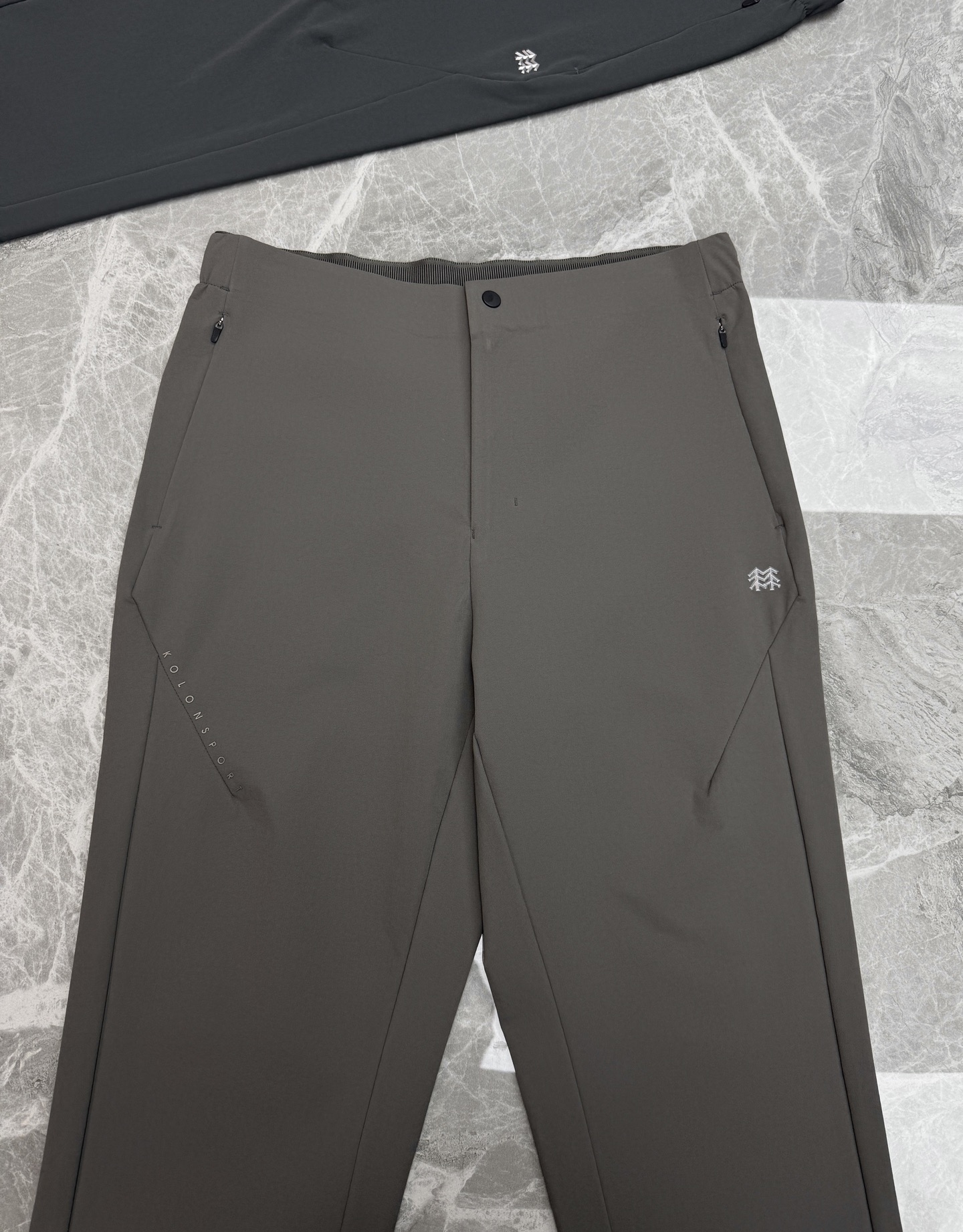 KOLON SPORT可隆|秋季机能户外休闲裤❤️专为都市与户外双重场景打造,高弹速干科技面料,垂顺抗皱,上身轻盈无束缚 KOLON SPORT可隆|秋季机能户外休闲裤❤️专为都市与户外双重场景打造,高弹速干科技面料,垂顺抗皱,上身轻盈无束缚