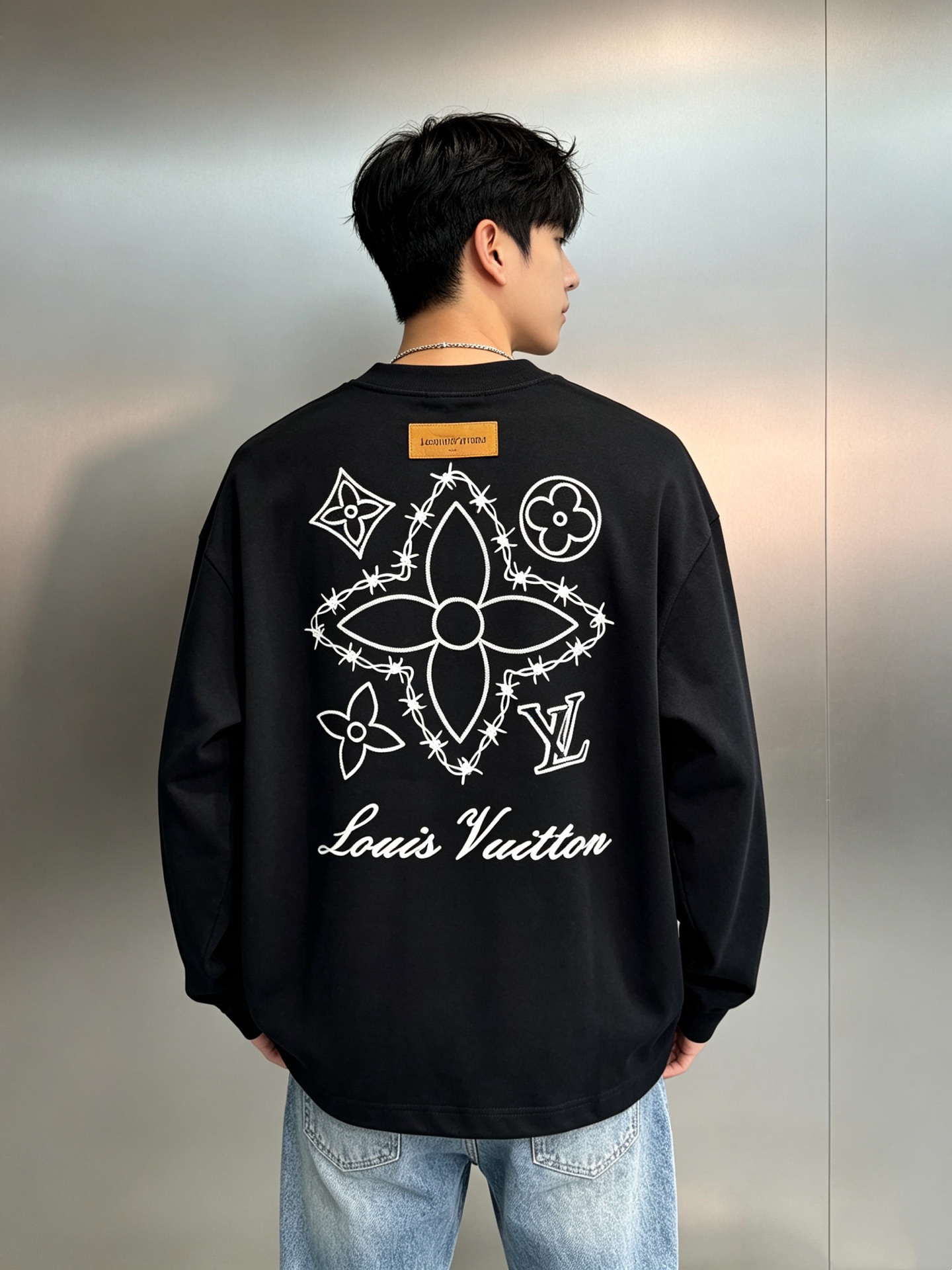 潮人秋季氛围感长袖|LV荆棘刺绣太有腔调。男女同款❤️谁懂这件长袖的高级感!把轻奢和街头感平衡得刚刚好。重磅纯棉面料,触 潮人秋季氛围感长袖|LV荆棘刺绣太有腔调。男女同款❤️谁懂这件长袖的高级感!把轻奢和街头感平衡得刚刚好。重磅纯棉面料,触
