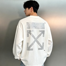 Off‑White秋季重磅长袖T,潮人衣橱刚需单品✨男女同款❤️甄选100%高支纯棉面料,触感软糯扎实,垂感出众,上身透 Off‑White秋季重磅长袖T,潮人衣橱刚需单品✨男女同款❤️甄选100%高支纯棉面料,触感软糯扎实,垂感出众,上身透
