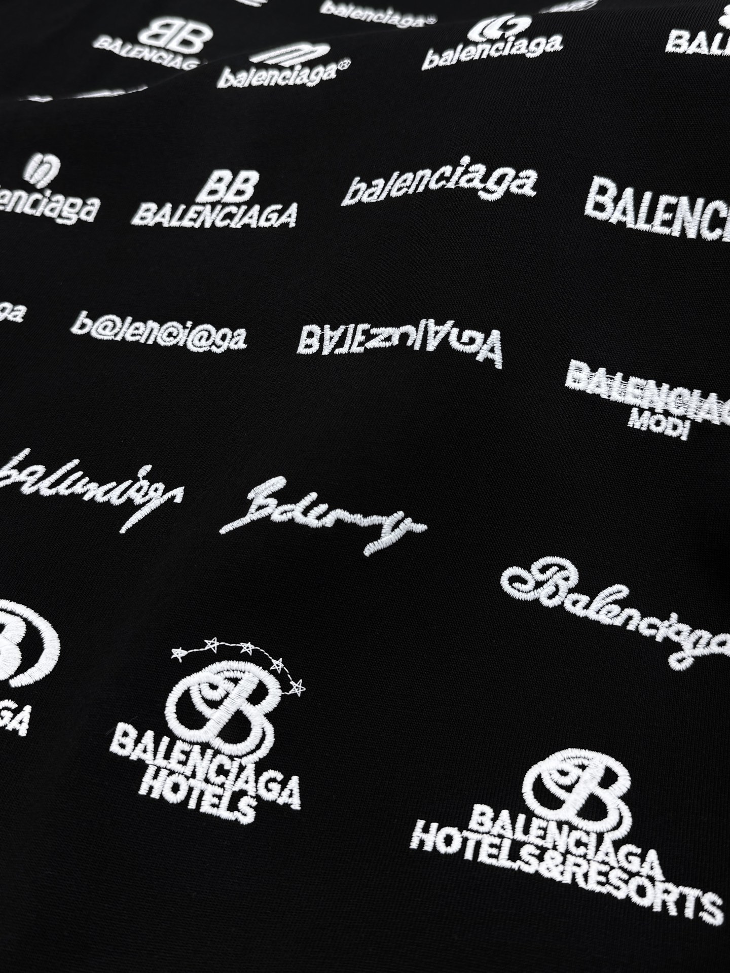 Balenciaga巴黎世家秋季长袖上新|潮人衣橱的氛围感刚需.男女同款❤️宽松微扩剪裁弱化身材拘束,甄选重磅亲肤面料, Balenciaga巴黎世家秋季长袖上新|潮人衣橱的氛围感刚需.男女同款❤️宽松微扩剪裁弱化身材拘束,甄选重磅亲肤面料,