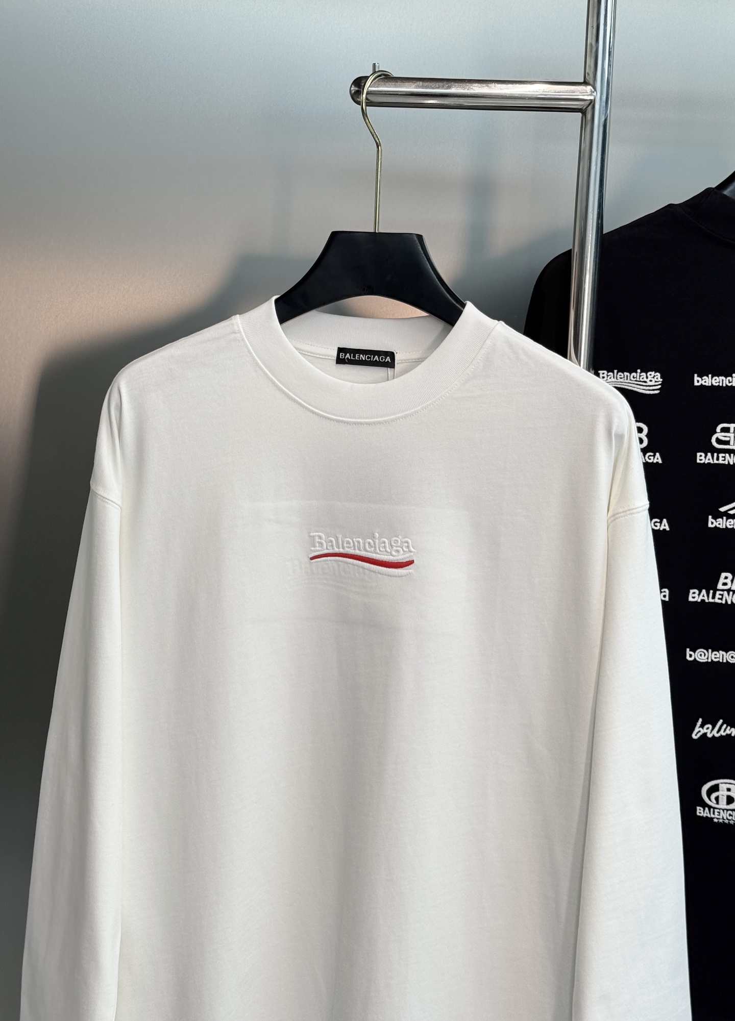 Balenciaga巴黎世家秋季长袖上新｜潮人衣橱的氛围感刚需.男女同款❤️宽松微扩剪裁弱化身材拘束，甄选重磅亲肤面料，